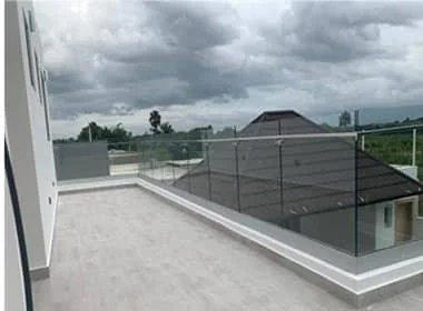Baranda de vidrio templado con zócalo de aluminio en una azotea