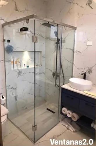 Cabina de baño en vidrio templado junto al lavamanos