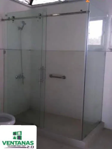 Mampara de baño en vidrio templado con barra de seguridad