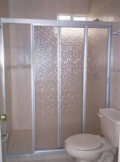 Cabina de baño corredera con vidrio texturizado y perfil de aluminio