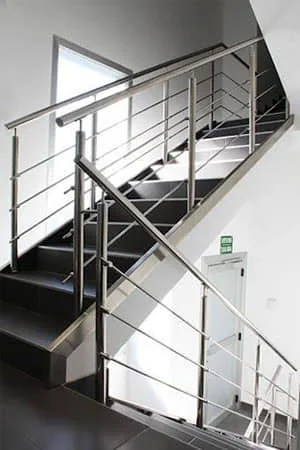 Escalera con baranda de tubos de acero inoxidable