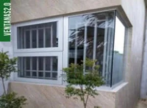 Ventanas y vidrios fijos de aluminio en la esquina de una casa